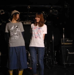 ナンデードーシテー / Official T-shirt